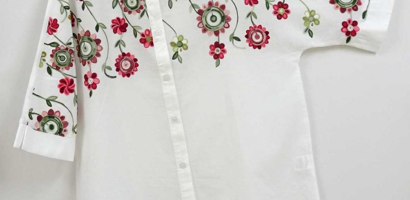 9156白シャツ刺繍赤い花