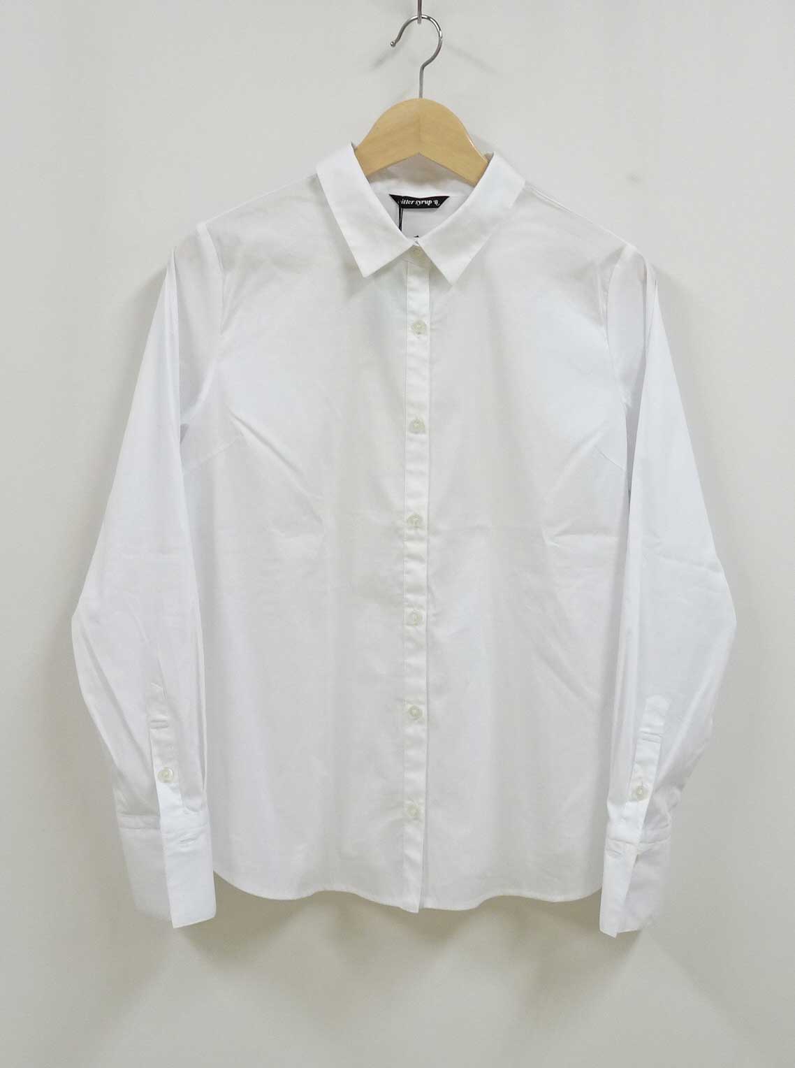 襟付きの白いシャツ